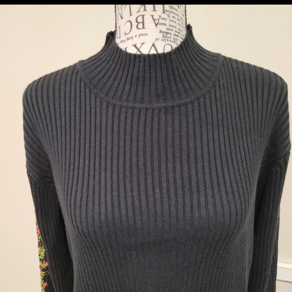 Boho Ribbed Mock Neck Sweater Women's SZ XL black /embroidery detailed sleeves - Picture 4 of 12